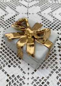 Фарфоровая шкатулка с золотым бантом