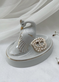 Открытая шкатулка с павлином