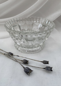 Старинная вазочка из тяжёлого стекла