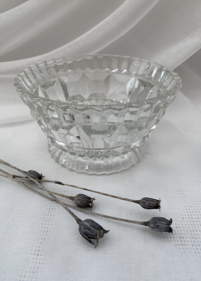 Старинная вазочка из тяжёлого стекла