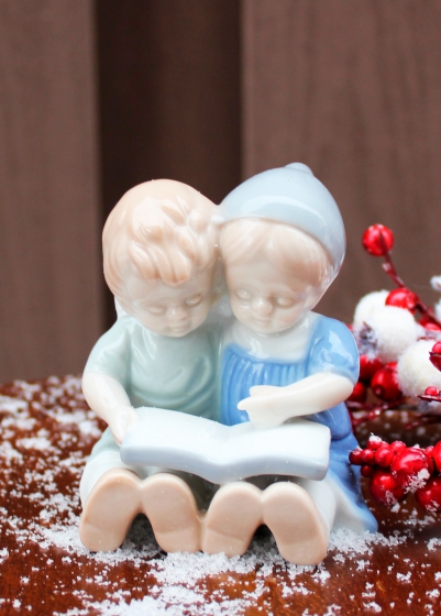 Статуэтка «Мальчик и девочка, читающие книгу» / Европа