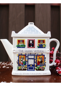 Заварочный чайник с росписью на тему английской жизни THE QEEN VICTORIA / WADE / Англия