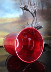 Вазочка из красного стекла