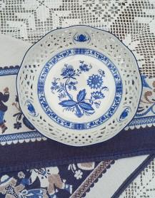 Сухарница с нежной кобальтовой росписью 